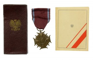 PRL, Bronzenes Verdienstkreuz der Volksrepublik Polen mit Schachtel und Karte 1956 (828)