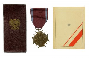 PRL, Croix de bronze du mérite de la République populaire de Pologne avec boîte et carte 1956 (828)