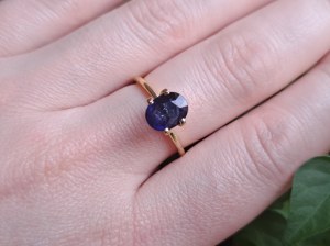 2.21ct - Natural Sapphire - Beautiful color - with Certificate.