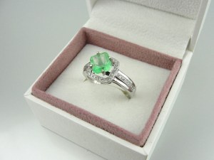 Zlatý prsten - smaragd a diamanty