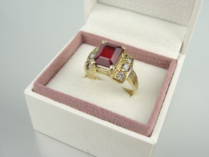 Zlatý prsten - rubín a diamanty