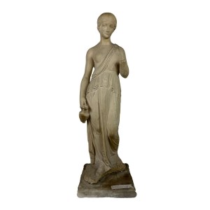 Femme en robe romaine tenant une cruche dans sa main droite