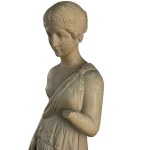 Frau in römischem Kleid hält einen Krug in der rechten Hand