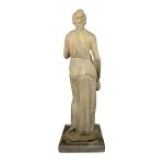 Donna in abito romano che tiene una brocca nella mano destra