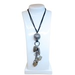 Collana lunga con ciondoli e ciondoloni