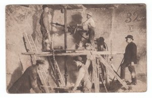 WIELICZKA. Una macchina per il taglio dei tronchi al lavoro in una miniera