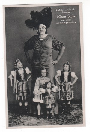 Pohlednice Riesin Sofia - Obří žena. Nejvyšší žena 2,32 cm