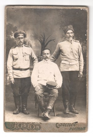 [Russland] Fotografie auf Karton Soldaten der zaristischen Armee [ca] 17x 11 cm.