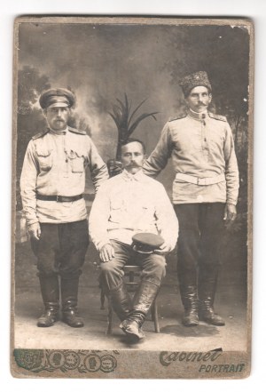 [Russie] Photographie sur carton Soldats de l'armée tsariste [ca] 17x 11 cm.