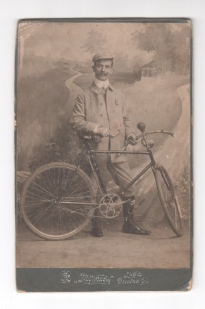 [Lodz] Photograph on Atelier Leonard company cardboard Portrait / Bicycle [ca] 17x 11 cm.