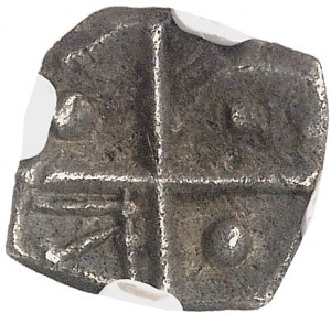 Cadute. Dracma con disegni geometrici, serie VII ND (I secolo a.C.).