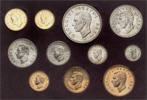 Georg VI (1936-1952). PROOF SET-Koffer mit 11 Münzen, 300 Jahre alt, mit 1 und 1/2 Sovereign in Gold, 5, 2 1/2, 2, 1 Shilling in Silber, 6 und 3 Denier in Silber, 1, 1/2 und 1/4 Denier in Bronze, Gebräunte Flanken (PROOF) 1952.