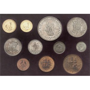 Georges VI (1936-1952). Coffret PROOF SET de 11 monnaies, tricentenaire, avec 1 et 1/2 souverain en or, 5, 2 1/2, 2, 1 shilling en argent, 6 et 3 deniers en argent, 1, 1/2 et 1/4 denier en bronze, Flans brunis (PROOF) 1952.