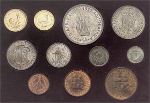 Giorgio VI (1936-1952). SET PROOF di 11 monete, tercentenario, con 1 e 1/2 sovrana d'oro, 5, 2 1/2, 2, 1 scellino d'argento, 6 e 3 denari d'argento, 1, 1/2 e 1/4 denari di bronzo, tondello brunito (PROOF) 1952.