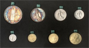 Piata republika (od roku 1958). Škatuľový súbor predstavujúci nový systém kovových mien, dekrét z 22. decembra 1959 a následné texty, s 8 esejami (10, 5, 1 a 1/2 franku, 1, 5, 10 a 20 centimov) 1959-1966, Paríž.