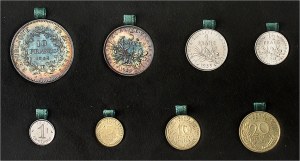 Pátá republika (1958 až dosud). Krabicový soubor představující Nový systém kovových měn, dekret z 22. prosince 1959 a následné texty, s 8 eseji (10, 5, 1 a 1/2 franku, 1, 5, 10 a 20 centimů) 1959-1966, Paříž.