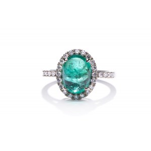 Prsten se smaragdem a diamanty z počátku 21. století.
