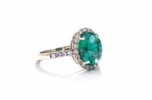 Prsten se smaragdem a diamanty z počátku 21. století.