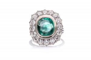 Prsteň so smaragdom a diamantmi z konca 20. storočia.