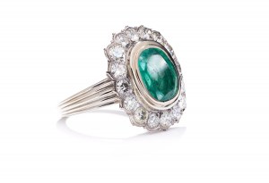 Prsten se smaragdem a diamanty z konce 20. století.