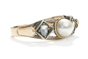 Prsteň s perlou a diamantom 2. polovica 20. storočia.