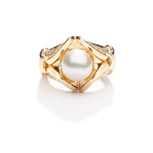 Prsten s perlou a diamantem z počátku 21. století.