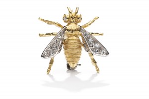 Brošňa v tvare včely začiatkom 21. storočia.