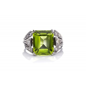 Prsten s olivínem a diamanty asi polovina 20. století.