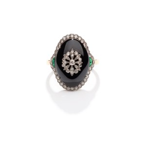 Prsteň s onyxom, diamantmi a smaragdmi 60.-70. roky 20. storočia.