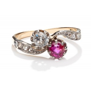 Prsten s rubínem a diamantem z konce 20. století.