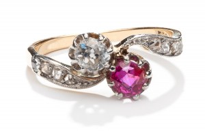 Prsten s rubínem a diamantem z konce 20. století.
