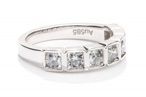 Diamantový prsten z počátku 21. století.