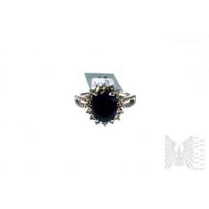 Prsten s přírodním modrým safírem o váze 3,34 ct a 16 bílými topasy o celkové váze 0,60 ct, stříbro 925, certifikováno RocksTv