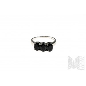 Prsten se třemi přírodními černými spinely o celkové hmotnosti 3,03 ct, stříbro 925, certifikováno společností Gemporia