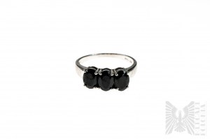 Prsten se třemi přírodními černými spinely o celkové hmotnosti 3,03 ct, stříbro 925, certifikováno společností Gemporia
