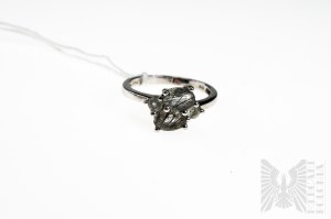 Prsten s 2 přírodními křemeny s inkluzemi turmalínu o celkové hmotnosti 1,38 ct a 2 bílými topasy o celkové hmotnosti 0,27 ct, stříbro 925, certifikováno společností Gemporia
