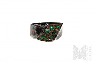 Prsten s 8 přírodními smaragdy o celkové hmotnosti 0,24 ct, hmotnost výrobku 4,97 gramů, stříbro 925/1000 mm