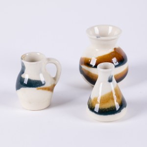 Set di tre vasi in miniatura, seconda metà del XX secolo.