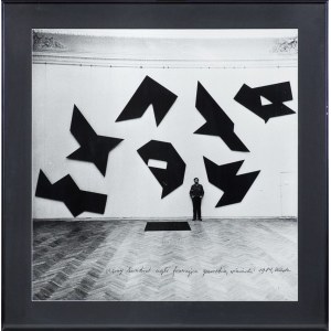 Ryszard Winiarski (1936-2006), Artysta na tle swojej pracy Czarny kwadrat, 1984