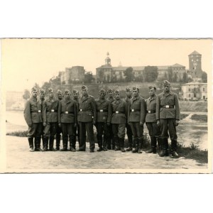 Pododdział niemiecki na tle Wawelu, ok. 1940