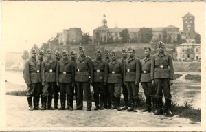 Suddivisione tedesca sullo sfondo del castello di Wawel, 1940 ca.
