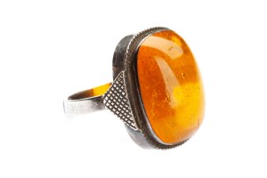 Henry LULA (b. 1930), Silver ring with amber