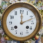 Horloge en porcelaine de la manufacture Carl Thieme, Potschappel / Dresde, fin du XIXe siècle.