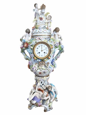 Porcelain clock from the Carl Thieme manufactory, Potschappel / Dresden, late 19th century.