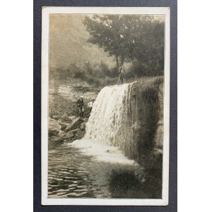 [POLSKIE Towarzystwo Krajoznawcze] Vodopád Szum v Bętkowskej doline pri Ojcowe. Varšava [1920].