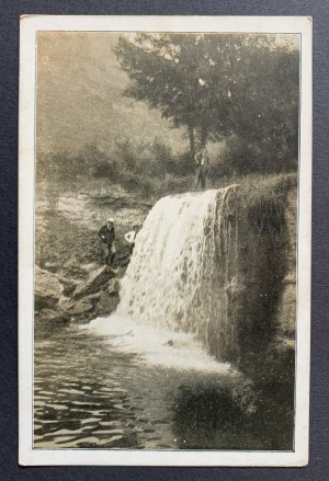 [POLSKIE Towarzystwo Krajoznawcze] Vodopád Szum v údolí Bętkowska u Ojcowe. Varšava [1920].