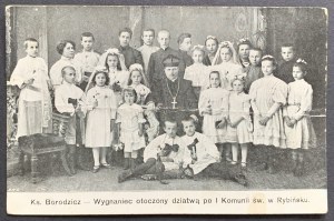 [RYBÍNSK] Páter Borodič vyhnanec obklopený deťmi po prvom svätom prijímaní v Rybinsku.