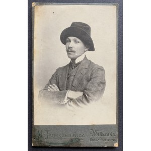 WARSZAWA. Fotografia kartonikowa z pracowni M. Januszkiewicza z Warszawy - portret mężczyzny.