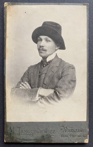 VARŠAVA. Kartónová fotografia z ateliéru M. Januszkiewicza, Varšava - portrét muža.
