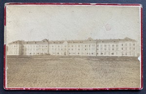 [CHYRÓW] Kartenfoto mit einer Ansicht des Klosters der Jesuitenpatres in CHYRÓW [Lehr- und Erziehungsanstalt der Jesuitenpatres in Chyrów] [19. Jahrhundert].